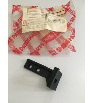 AP8231811 STAFFA SUPPORTO TRASDUTTORE / CENTRALINA APRILIA 