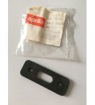 AP8134857 PIASTRINA FISSAGGIO GOMMA PEDANA APRILIA SCARABEO 250 300 400 500 AP8134857 PIASTRINA FISSAGGIO GOMMA PEDANA APRILIA SCARABEO 250 300 400 500