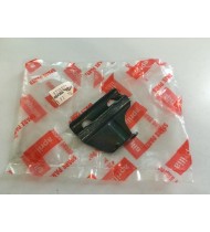 AP8238852 PIASTRA SUPPORTO TUBO FRENO POST. APRILIA SCARABEO 50 1998-05 AREA 51