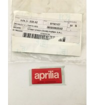 AP8700107 ADESIVO IN RESINA LOGO "APRILIA" 60x30mm ORIGINALE BAULETTO SCARABEO 50 100